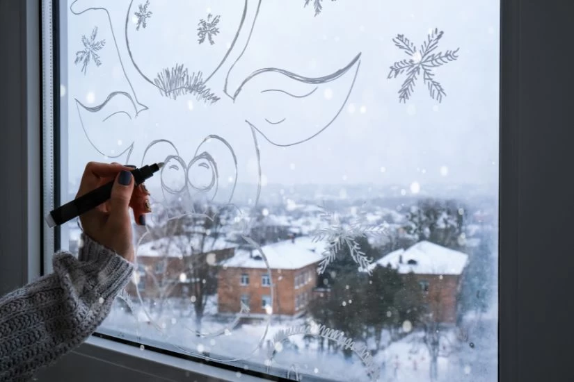 Dekorisanje prozora za Novu godinu iscrtavanjem flomasterom.