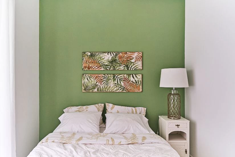 Mala spavaća soba sa jednim zidom u zelenoj boji.
