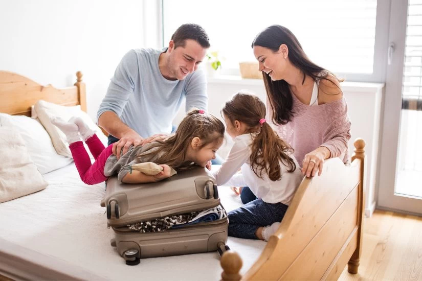 Mamm, tata i deca se pakuju za letovanje.